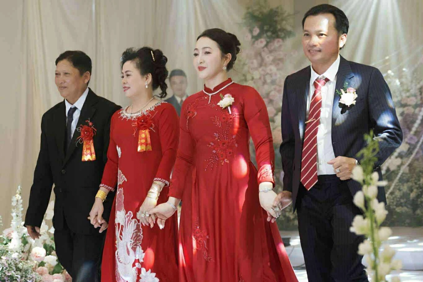 176 cây vàng, sổ đỏ khách sạn và biệt thự, kim cương, tiền tỷ trong 4 đám cưới khủng năm 2025- Ảnh 6.