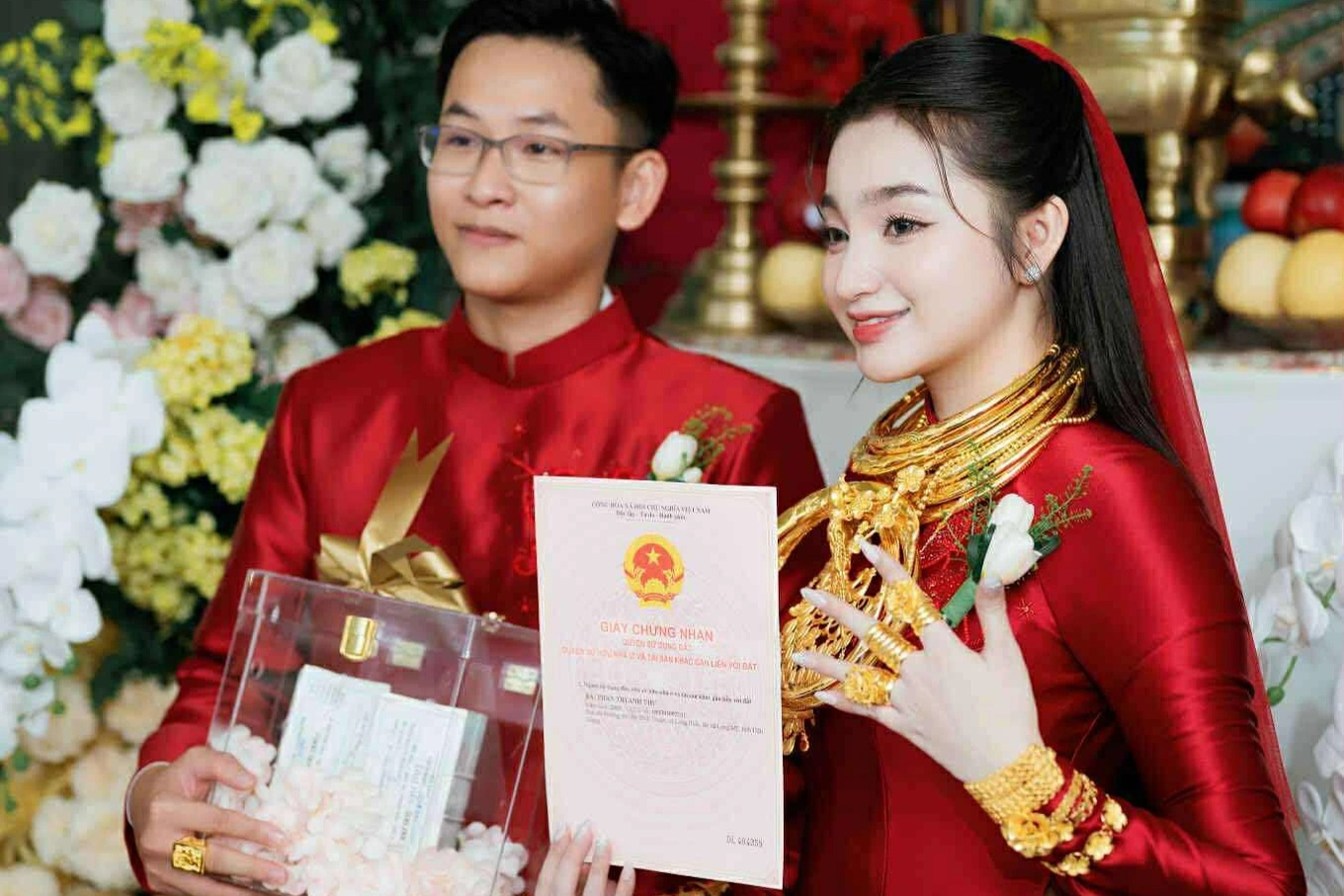 176 cây vàng, sổ đỏ khách sạn và biệt thự, kim cương, tiền tỷ trong 4 đám cưới khủng năm 2025- Ảnh 7.