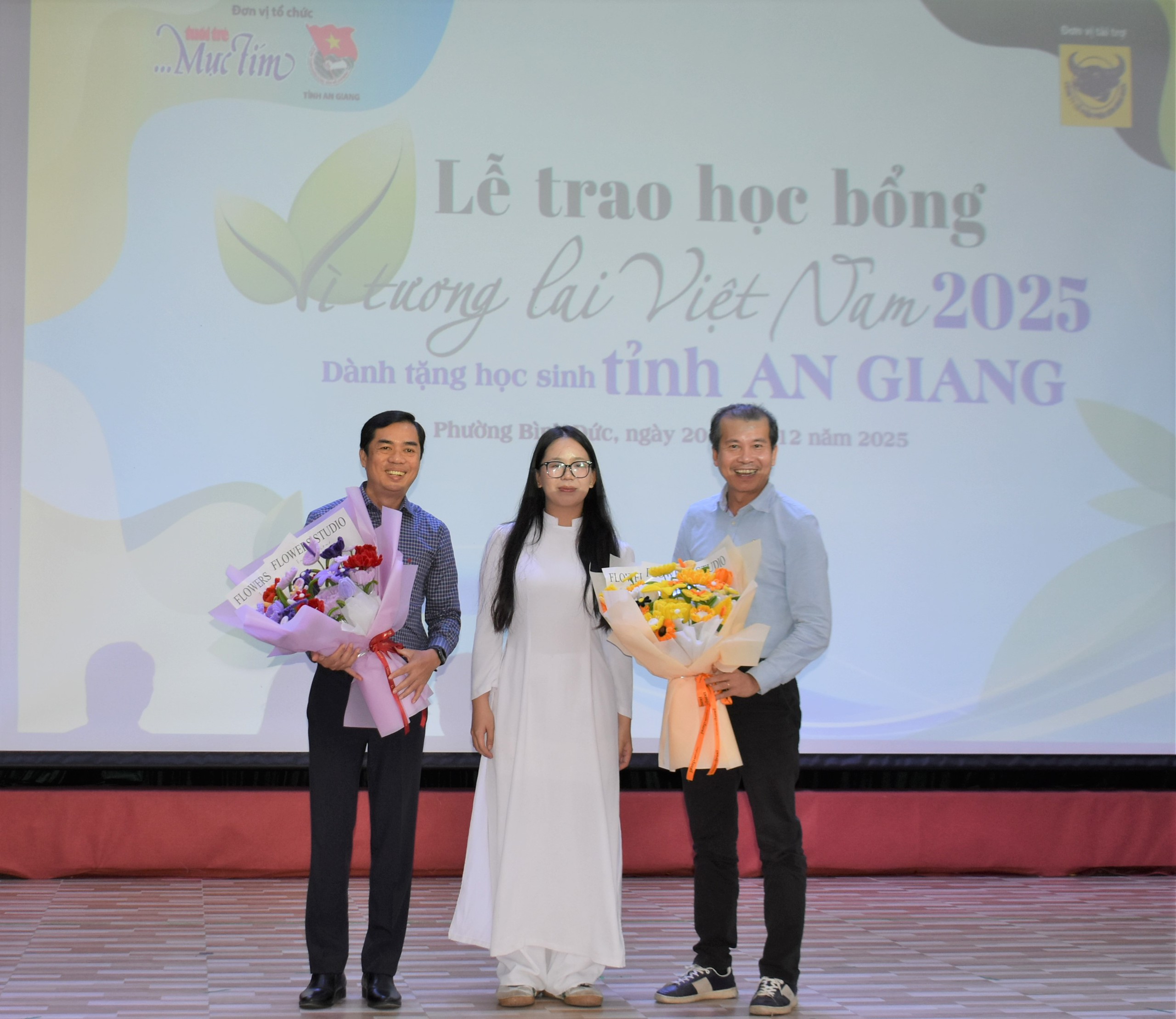 Báo Tuổi Trẻ trao 40 suất học bổng 'Vì tương lai Việt Nam' - Ảnh 3.