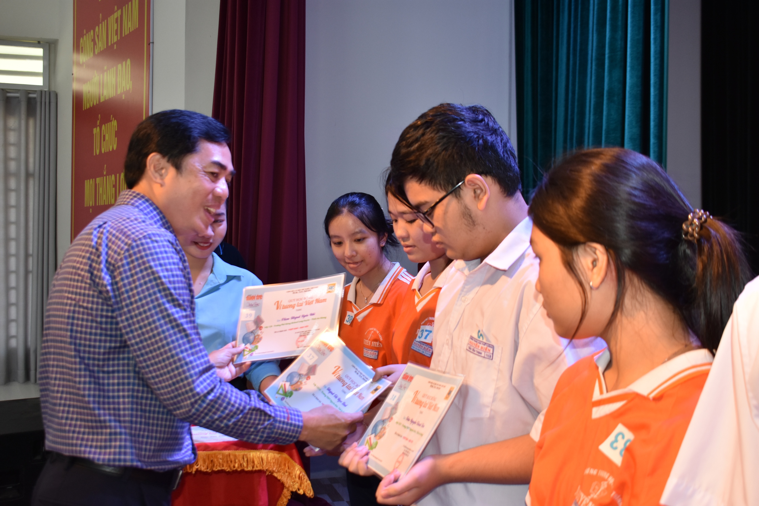 Báo Tuổi Trẻ trao 40 suất học bổng 'Vì tương lai Việt Nam' - Ảnh 6.