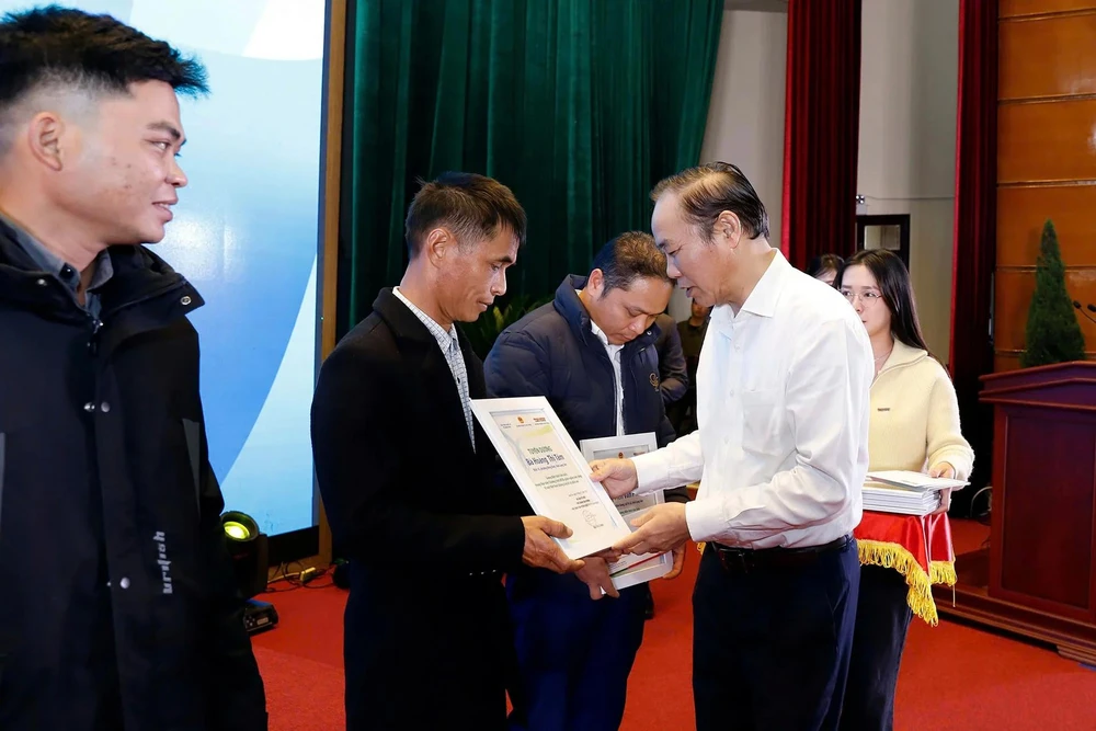 Thứ trưởng Bộ NN&MT Phùng Đức Tiến trao tặng chứng nhận và quà cho các gương điển hình với ý chí vươn lên mạnh mẽ, nỗ lực lao động, chủ động tạo thu nhập, dần ổn định cuộc sống. chung-tay-vi-nguoi-ngheo--khong-de-ai-bi-bo-lai-phia-sau-110422_965.jpg