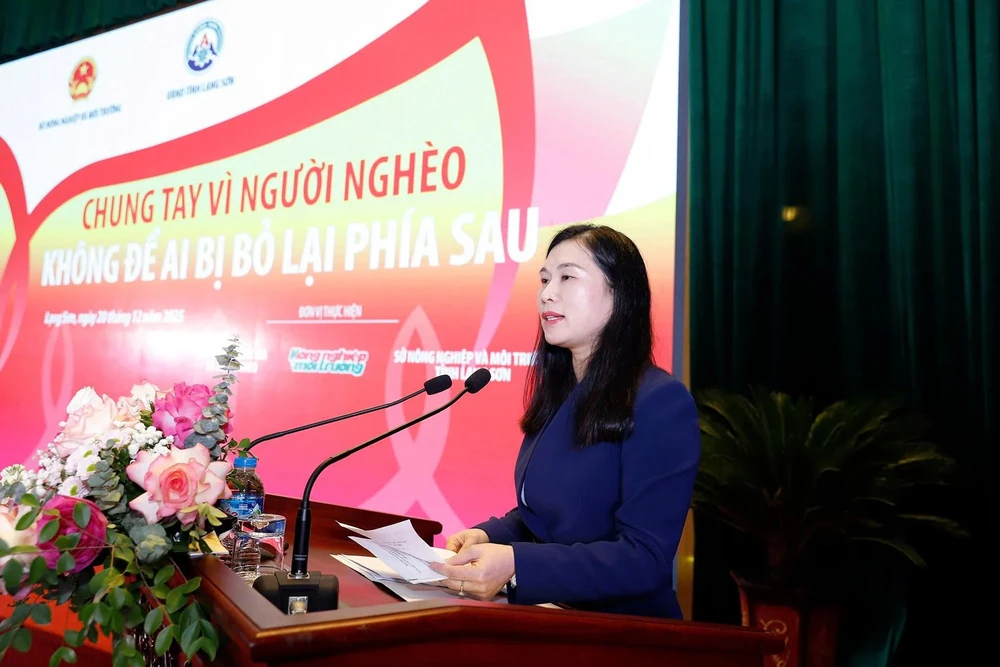 Bà Trần Thanh Nhàn, Phó Chủ tịch UBND tỉnh Lạng Sơn chia sẻ tại sự kiện. chung-tay-vi-nguoi-ngheo--khong-de-ai-bi-bo-lai-phia-sau-095409_946.jpg