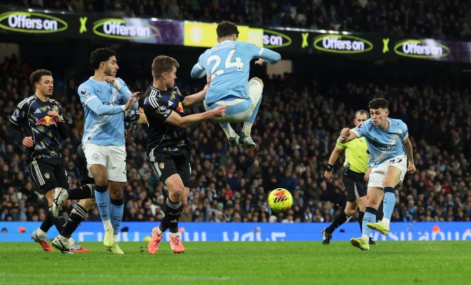 Foden dứt điểm trong trận Man City và Leeds United ở Ngoại hạng Anh trên sân Etihad ngày 29/11/2025. Ảnh: Reuters