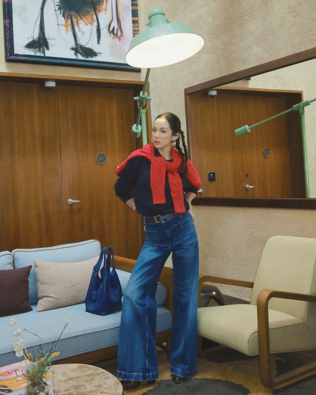 Quần jeans xanh và những bản phối đẹp nhất mùa- Ảnh 3.