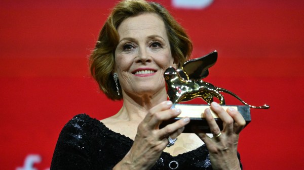 Lần đầu có sao nữ U80 