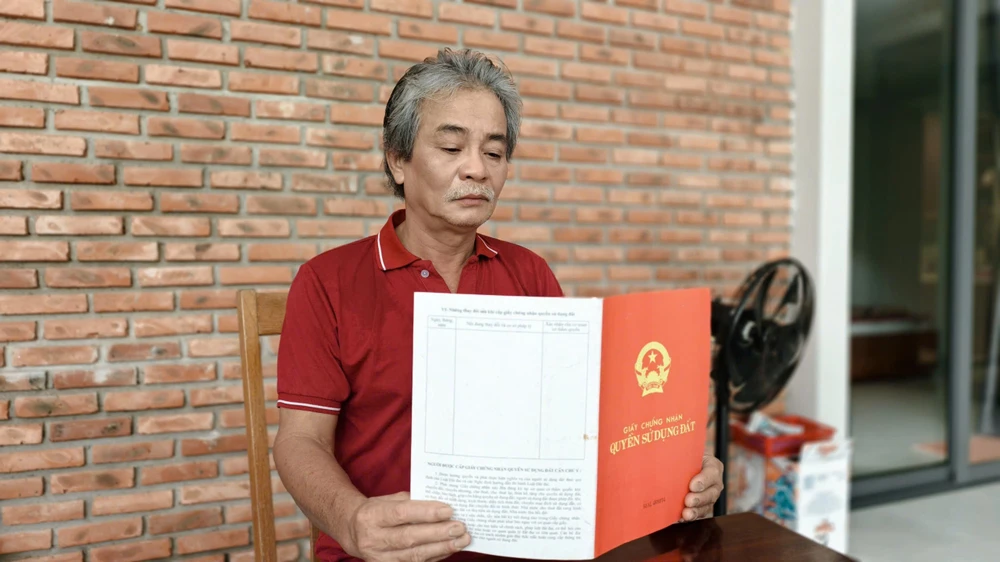 Ông Dũng được UBND huyện Bình Sơn cấp giấy chứng nhận quyền sử dụng đất lô đất ảo nêu trên. vu-dau-gia-trung-lo-dat-ao-o-quang-ngai-chu-lo-dat-tinh-phuong-an-khoi-kien-1.jpg