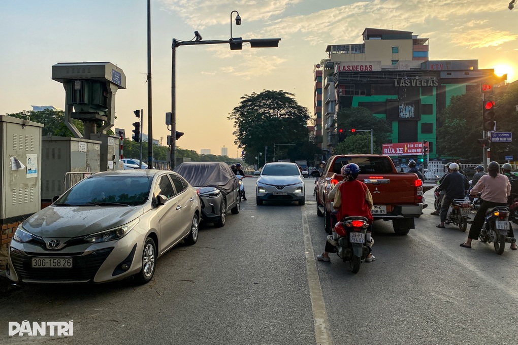 Hà Nội: Ô tô đỗ ngay ngã tư đẩy các xe dừng đèn đỏ phải lấn làn, đè vạch - 2