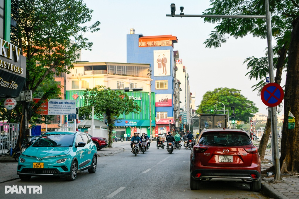 Hà Nội: Ô tô đỗ ngay ngã tư đẩy các xe dừng đèn đỏ phải lấn làn, đè vạch - 3