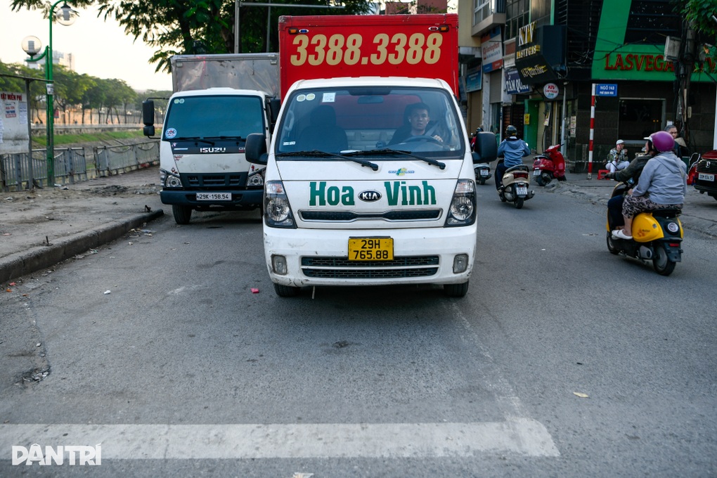 Hà Nội: Ô tô đỗ ngay ngã tư đẩy các xe dừng đèn đỏ phải lấn làn, đè vạch - 4