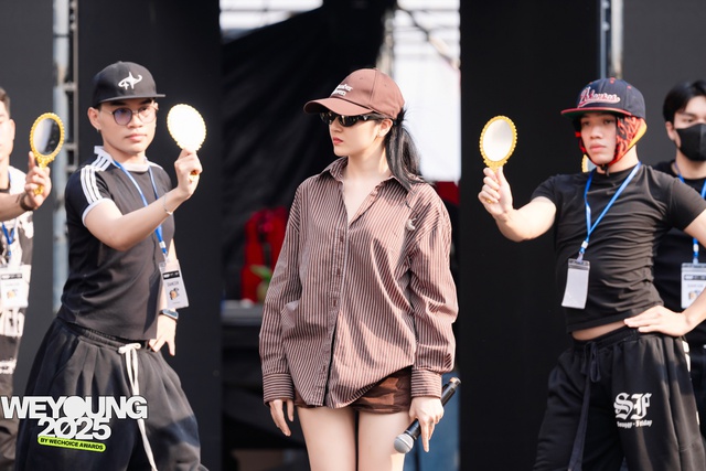 Tổng duyệt Gala WeYoung 2025: Bảo Anh khoe mặt mộc vẫn quá đỉnh, một ‘sít rịt” đủ khiến fan Ninh Dương Story đứng ngồi không yên- Ảnh 15. Tổng duyệt Gala WeYoung 2025: Bảo Anh khoe mặt mộc vẫn quá đỉnh, một ‘sít rịt” đủ khiến fan Ninh Dương Story đứng ngồi không yên- Ảnh 15.