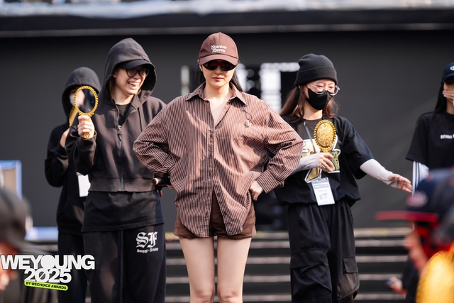 Tổng duyệt Gala WeYoung 2025: Bảo Anh khoe mặt mộc vẫn quá đỉnh, một ‘sít rịt” đủ khiến fan Ninh Dương Story đứng ngồi không yên- Ảnh 16. Tổng duyệt Gala WeYoung 2025: Bảo Anh khoe mặt mộc vẫn quá đỉnh, một ‘sít rịt” đủ khiến fan Ninh Dương Story đứng ngồi không yên- Ảnh 16.