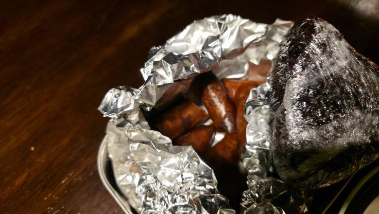 Đó là thịt cuốn lá lốt thơm lừng, tôm rang, dưa muối hành hoa giòn rụm, thêm chút lạp xưởng Lào được bạn tặng và bát canh cải xanh ngắt trồng ngay vườn nhà.