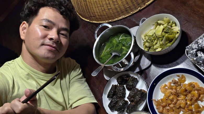 Xuân Bắc tâm sự anh chỉ xới vừa lưng bát, ăn nhanh để lấy sức. Có thể thấy, dù xuất hiện tại các sự kiện sang trọng hay những buổi tiệc tùng nhưng dường như đỉnh cao ẩm thực đối với anh vẫn là mâm cơm gia đình với những món ăn đậm chất quê nhà.