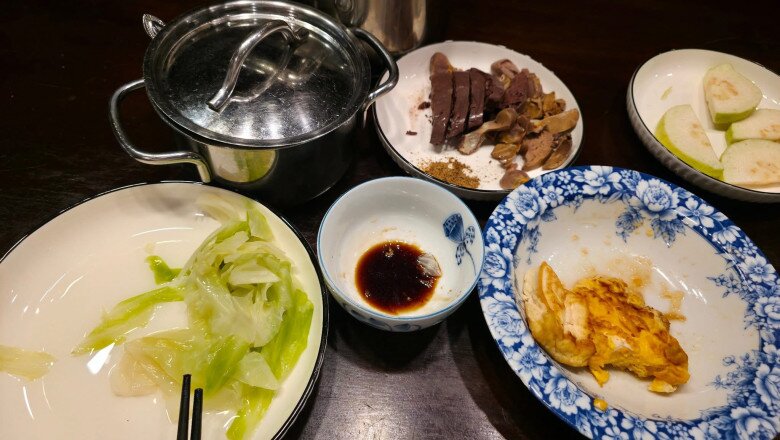 Cách đây ít hôm, nam nghệ sĩ cũng anh cũng từng trổ tài làm thơ giới thiệu thực đơn: Trên bàn có trứng, đậu, lòng/ Gà luộc một đĩa là xong bữa chiều/  Bắp cải chẳng đáng bao nhiêu/ Dăm ba miếng ổi có nhiều Vi ta/ Min C ăn muộn rất là/ Hại cho sức khỏe cả nhà... lưu ý nhé. 