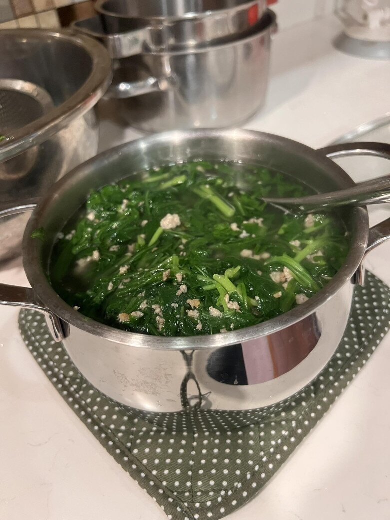 Mới đây, bà xã NSND Xuân Bắc đã chia sẻ hình ảnh một nồi canh nóng hổi được đặt ngay ngắn trên bàn ăn thay vì múc ra bát sứ. Cô hài hước gọi đây là: Phong cách bê cả nồi lên bàn.