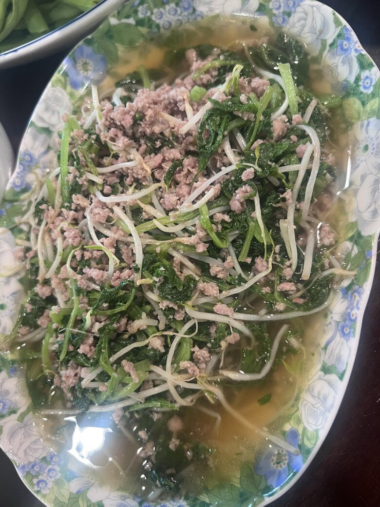 Nếu như Xuân Bắc là người thưởng thức đầy tinh tế thì bà xã của anh - Hồng Nhung lại là tổng quản quyền lực của căn bếp. Trên mạng xã hội, cô thường xuyên đăng tải những mâm cơm gia đình thịnh soạn nhưng không hề cầu kỳ. 