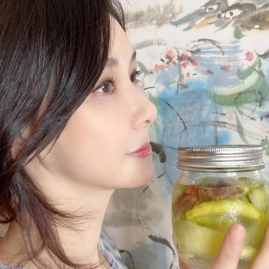 Người phụ nữ U60 có body nét căng, trẻ trung như gái 20 tuổi, mê ăn món màu này để da không gợn nếp nhăn 8 Tiêu Tường chăm uống canh táo lê để dưỡng nhan giúp cô có làn da mịn màng.