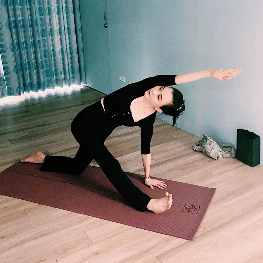 Người phụ nữ U60 có body nét căng, trẻ trung như gái 20 tuổi, mê ăn món màu này để da không gợn nếp nhăn 9 Tập yoga cũng là bí quyết giữ dáng của đệ nhất mỹ nhân Đài Loan.