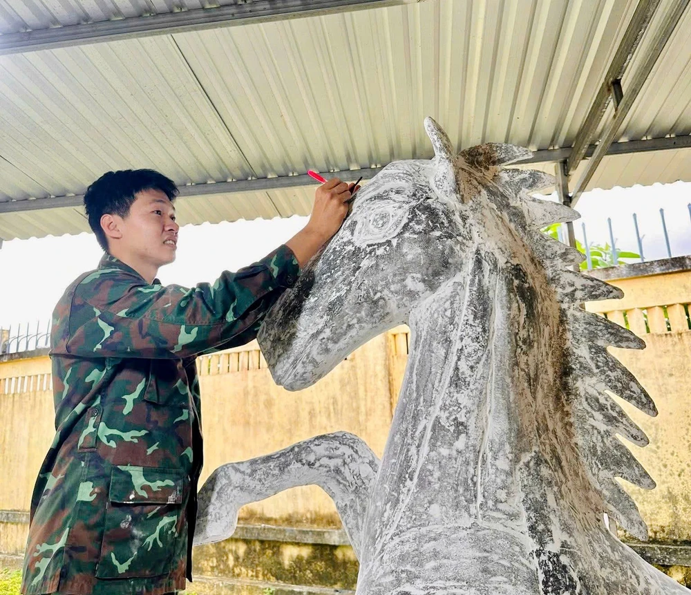 Các công đoạn tạo hình được thực hiện tỉ mỉ. IMG_1766219661042_1766219697610.jpg