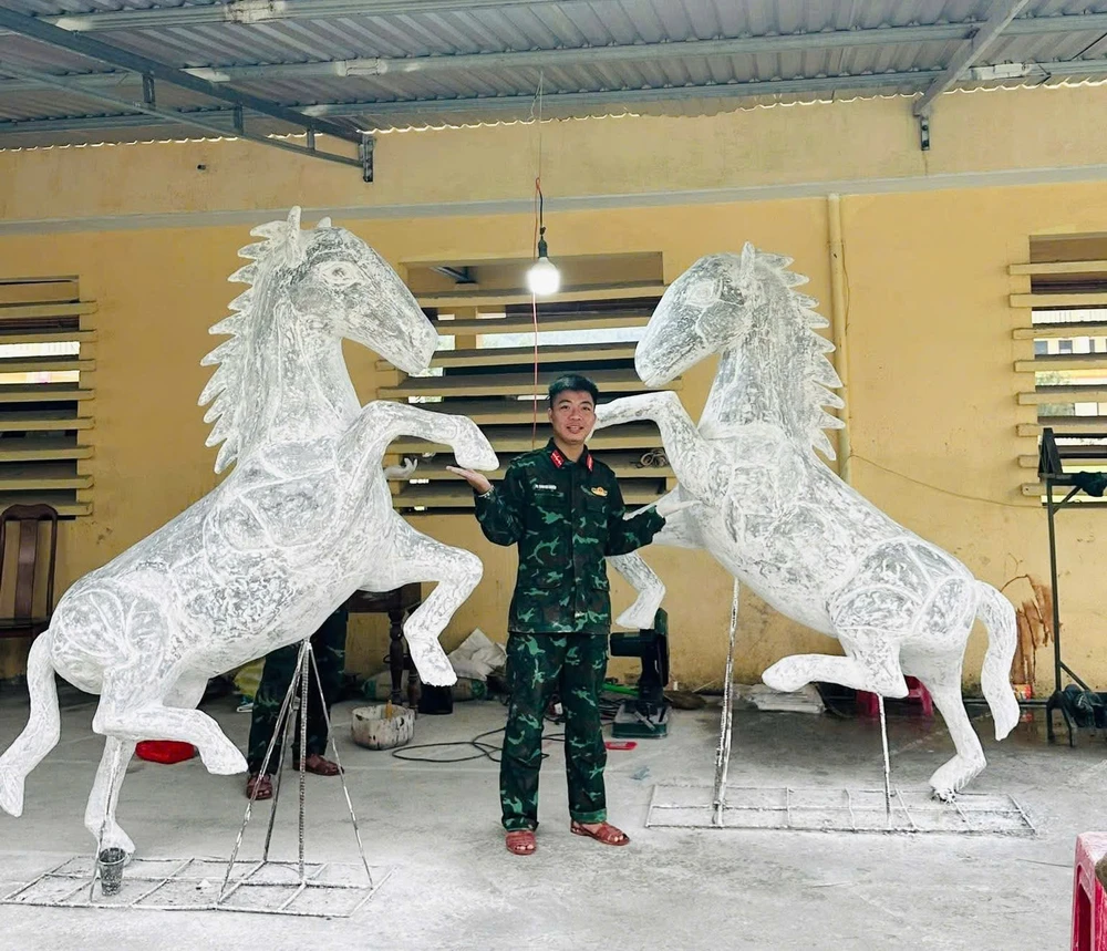 Cặp linh vật ngựa hoàn chỉnh phần tạo hình, đang chờ được sơn. khi-nguoi-linh-hoa-nghe-nhan-dap-linh-vat-ngua-tet-2026-1.jpg