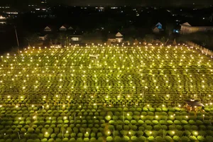 1 làng ở Quảng Ngãi thắp cả triệu bóng đèn, biến đêm thành ngày