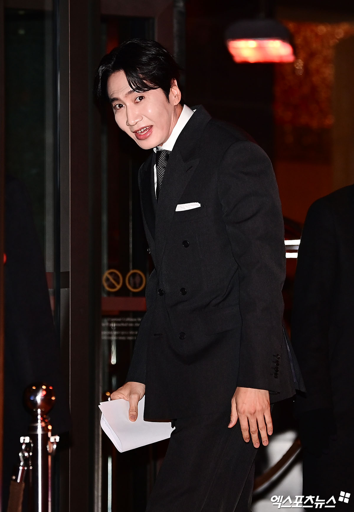 Siêu đám cưới Kim Woo Bin - Shin Min Ah: D.O. (EXO) vội vàng từ MMA chạy đến, V (BTS) - Lee Kwang Soo xuất hiện cực bảnh- Ảnh 4. Siêu đám cưới Kim Woo Bin - Shin Min Ah: D.O. (EXO) vội vàng từ MMA chạy đến, V (BTS) - Lee Kwang Soo xuất hiện cực bảnh- Ảnh 4.