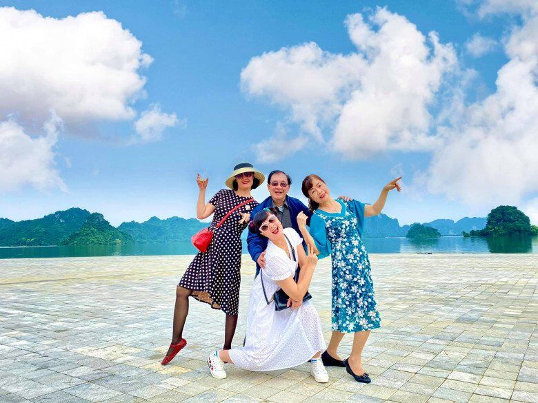 Đạo diễn Lê Công Lạc và vợ có 2 người con gái xinh đẹp từng đi thi Hoa hậu: Vân Trang - Vân Dung.