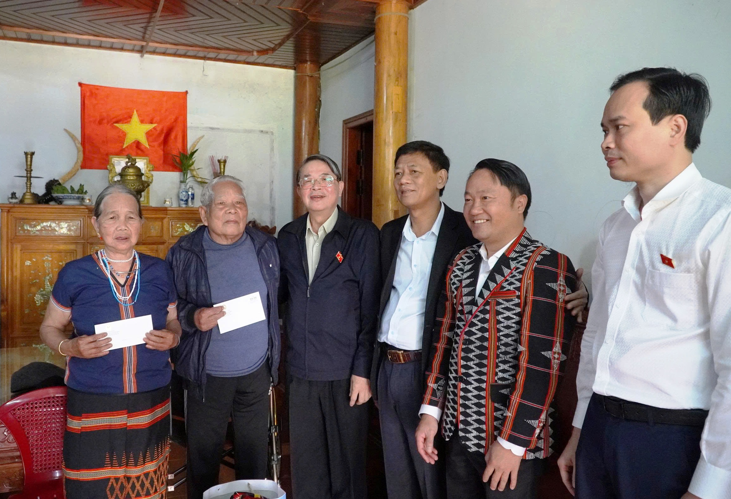 Phó chủ tịch Quốc hội thăm gia đình nạn nhân mất tích do sạt lở núi- Ảnh 2. Phó chủ tịch Quốc hội thăm gia đình nạn nhân mất tích do sạt lở núi- Ảnh 2.