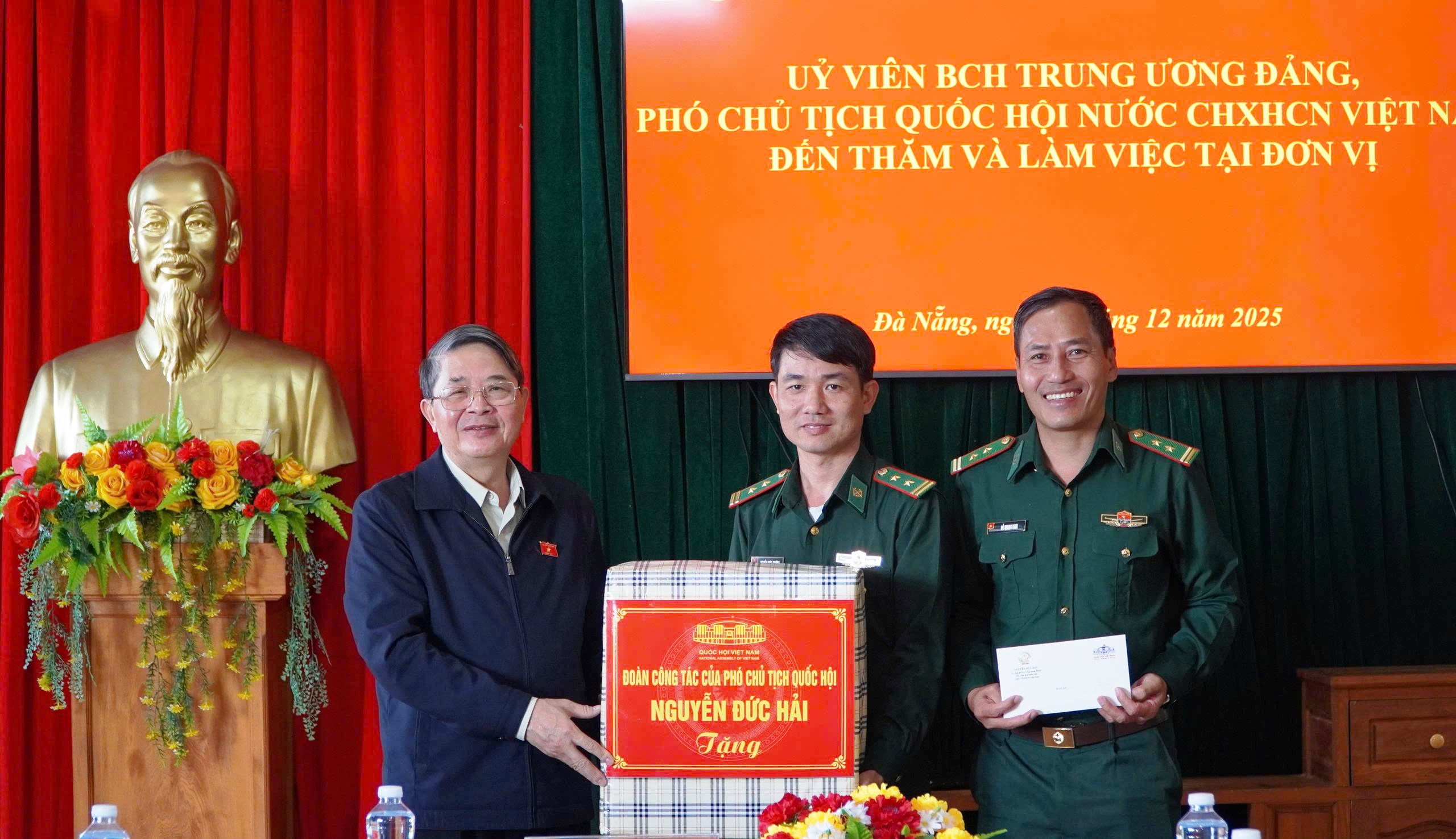 Phó chủ tịch Quốc hội thăm gia đình nạn nhân mất tích do sạt lở núi- Ảnh 4. Phó chủ tịch Quốc hội thăm gia đình nạn nhân mất tích do sạt lở núi- Ảnh 4.