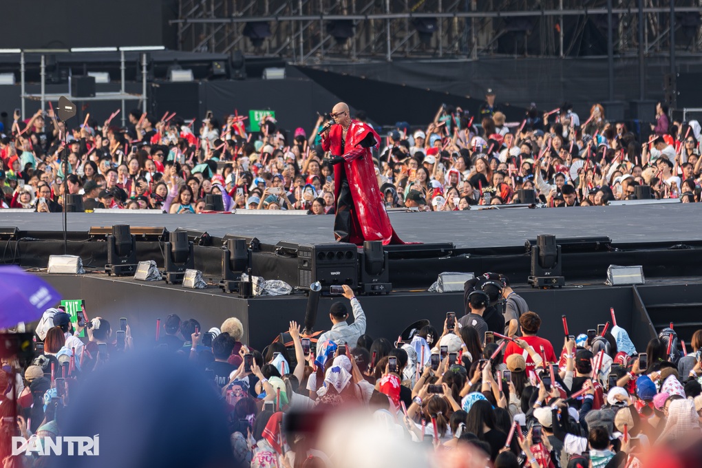 Quốc Thiên cởi áo khoe thân hình 6 múi khiến khán giả reo hò - 2