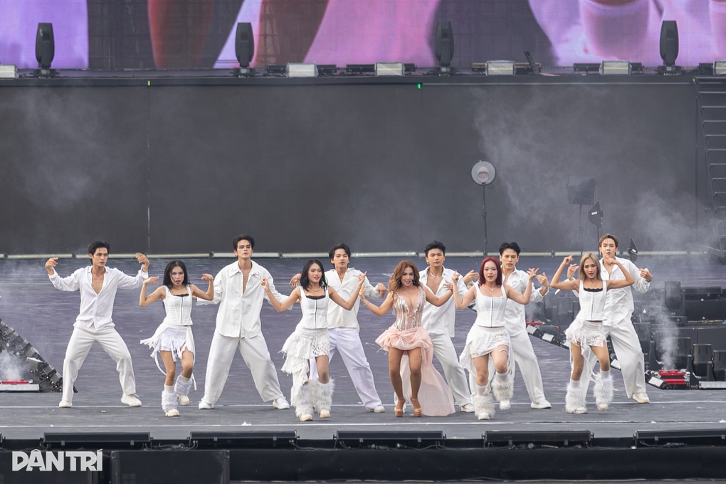 Quốc Thiên cởi áo khoe thân hình 6 múi khiến khán giả reo hò - 3