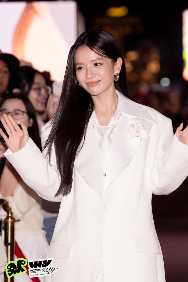 Không khí HOT 1000 độ tại phố đi bộ lúc này: Dàn sao Mưa Đỏ gây náo loạn, 