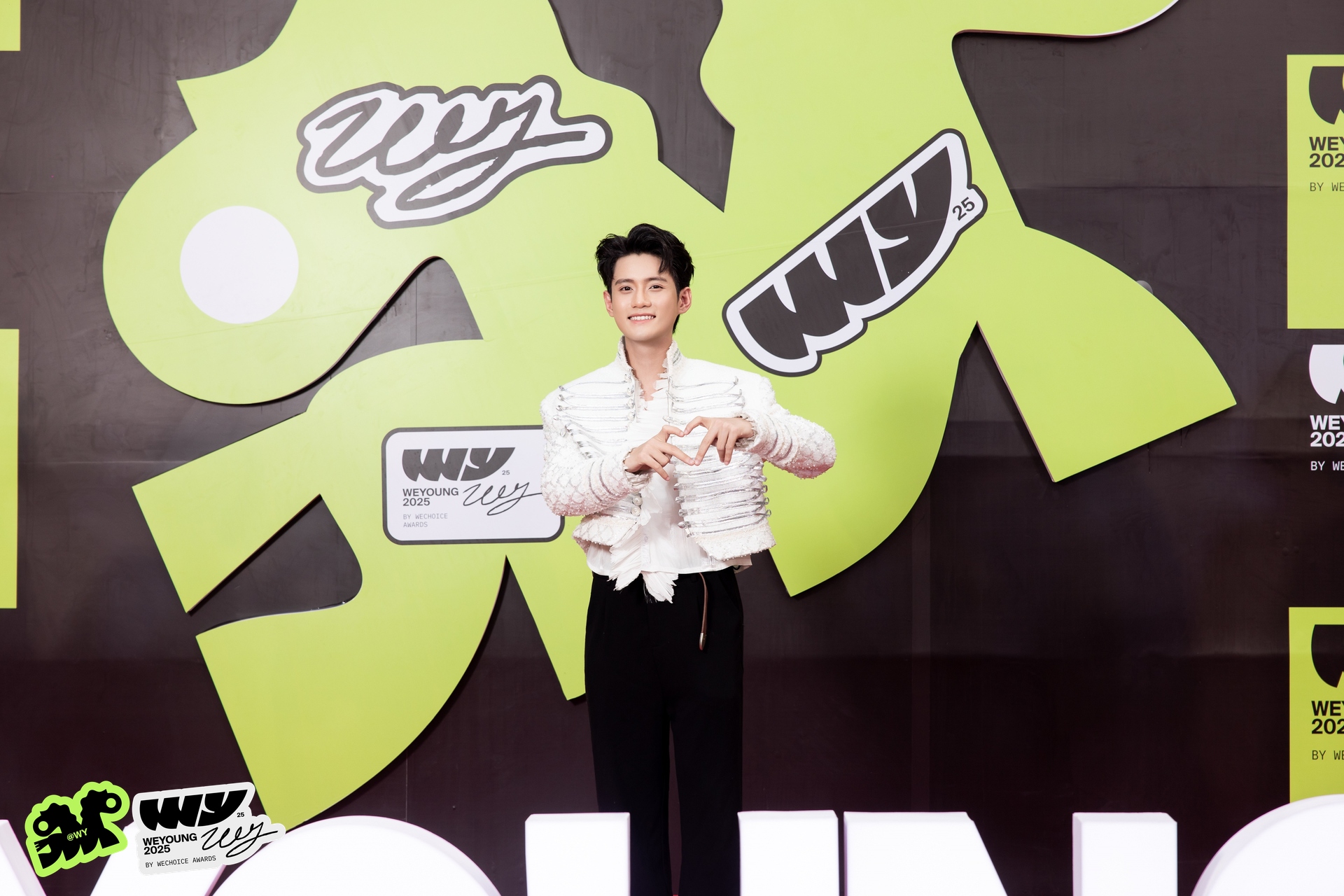 Không khí HOT 1000 độ tại phố đi bộ lúc này: Dàn sao Mưa Đỏ gây náo loạn, 