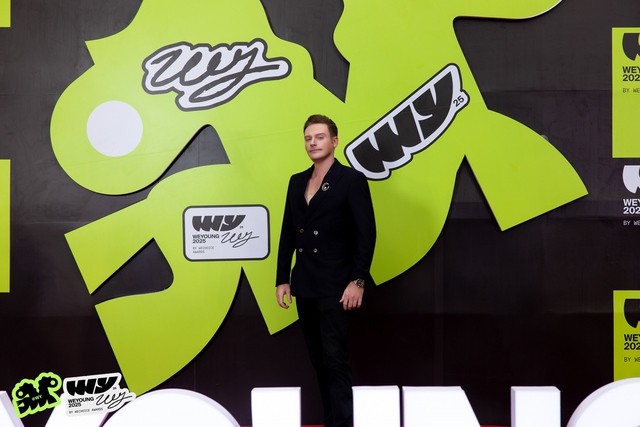 Không khí HOT 1000 độ tại phố đi bộ lúc này: Dàn sao Mưa Đỏ gây náo loạn, 