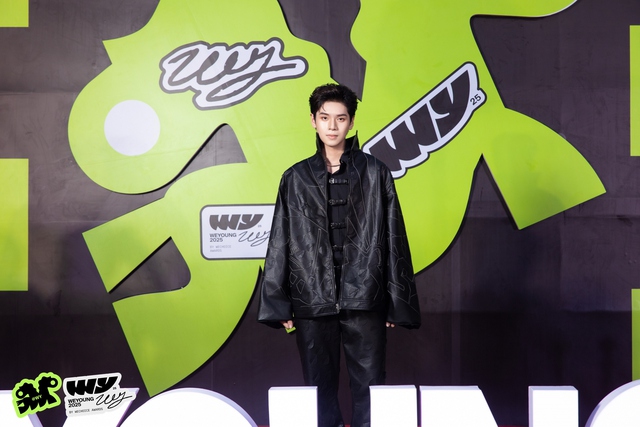 Không khí HOT 1000 độ tại phố đi bộ lúc này: Dàn sao Mưa Đỏ gây náo loạn, 