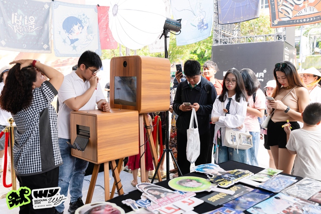 Không khí HOT 1000 độ tại phố đi bộ lúc này: Dàn sao Mưa Đỏ gây náo loạn, 