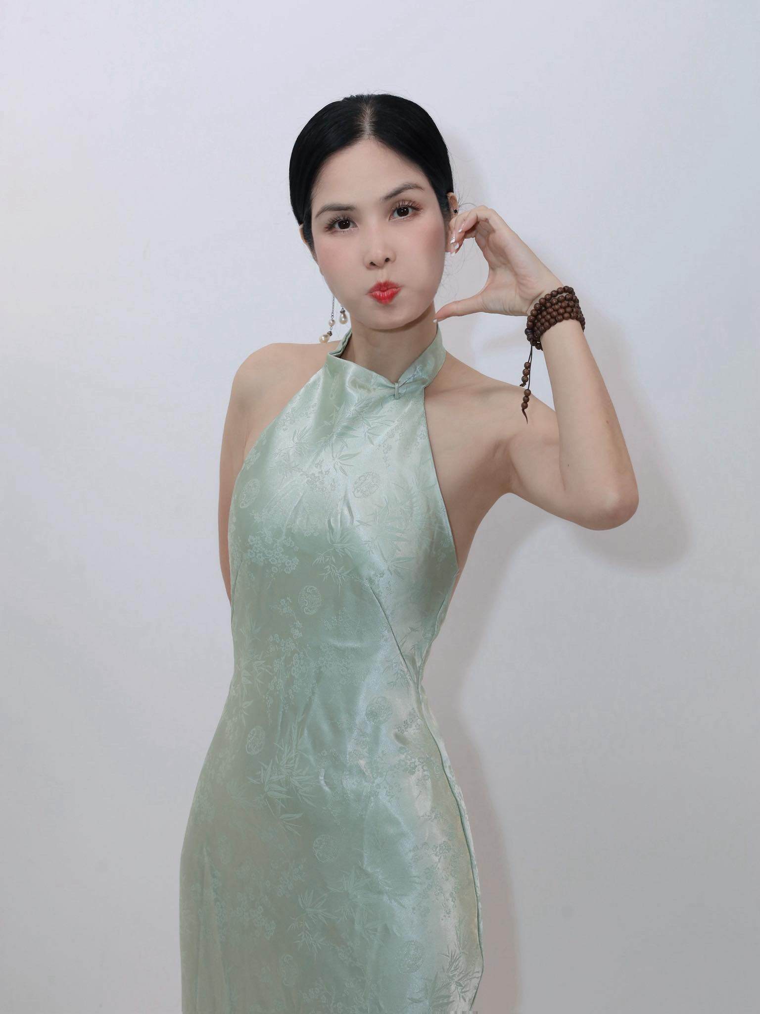 Cô cho biết ông xã ra ngoài luôn mang vẻ mạnh mẽ của đàn ông nhưng khi về nhà lại dễ thương như một em bé.