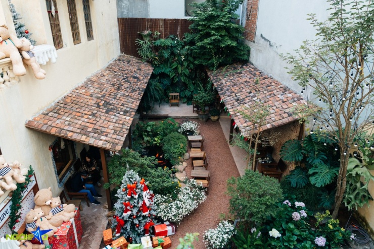Quán cà phê sân vườn trang trí gấu bông dịp Giáng sinh - 2