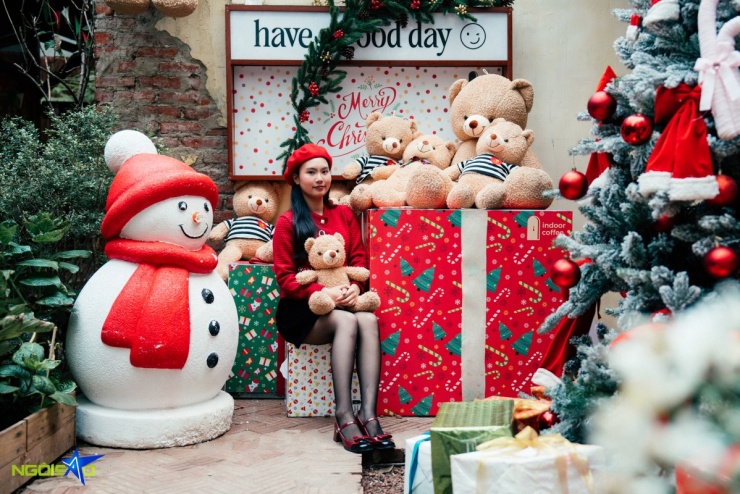 Quán cà phê sân vườn trang trí gấu bông dịp Giáng sinh - 5