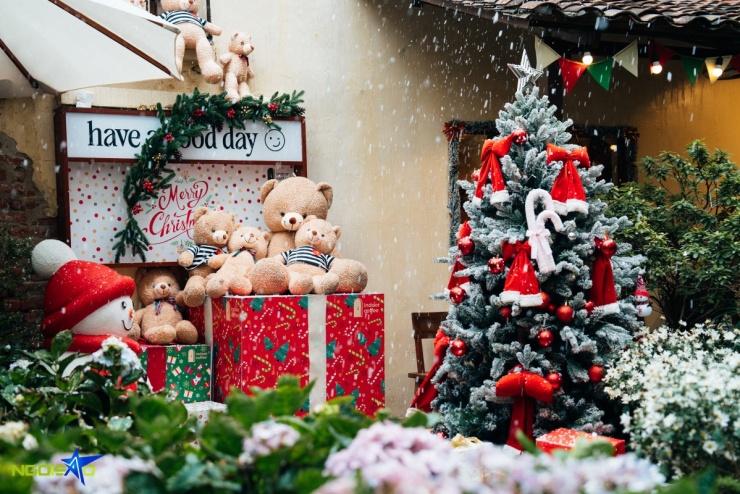 Quán cà phê sân vườn trang trí gấu bông dịp Giáng sinh - 4