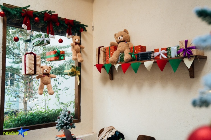 Quán cà phê sân vườn trang trí gấu bông dịp Giáng sinh - 9