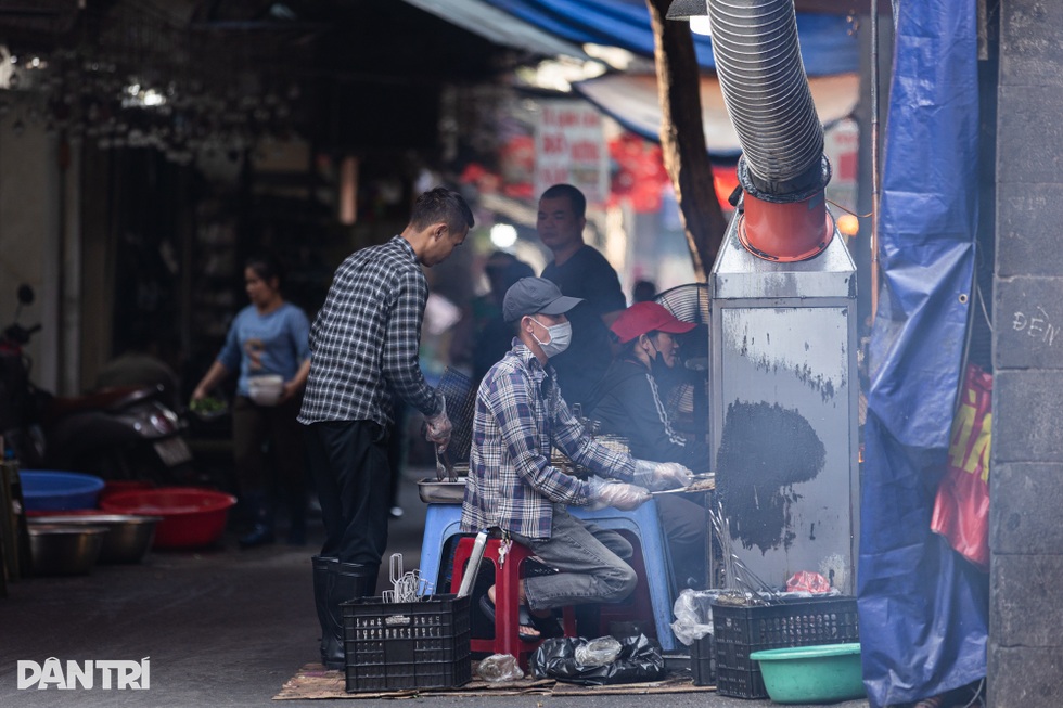 Sống gần quán bún chả ở Hà Nội: Cứ đến bữa ăn là… đóng cửa, nín thở - 2
