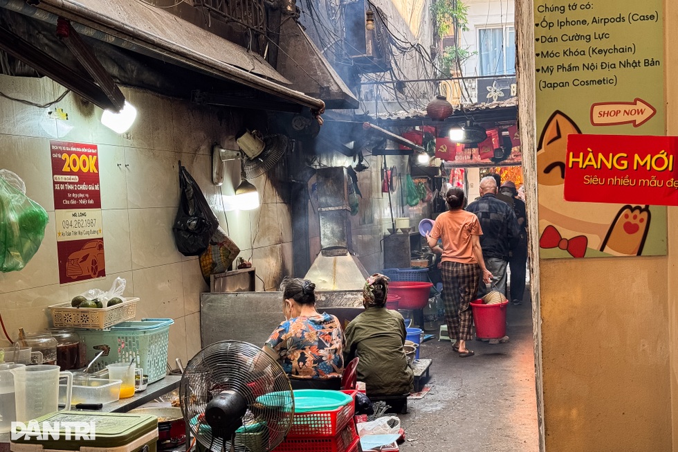 Sống gần quán bún chả ở Hà Nội: Cứ đến bữa ăn là… đóng cửa, nín thở - 4