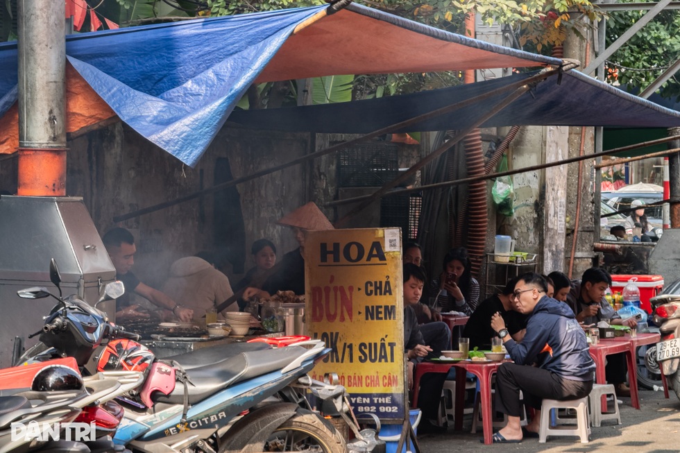 Sống gần quán bún chả ở Hà Nội: Cứ đến bữa ăn là… đóng cửa, nín thở - 5