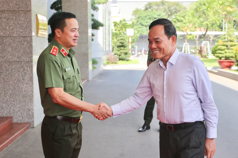 Ông Trần Lưu Quang - Bí thư Trung ương Đảng, Bí thư Thành ủy TP.HCM và Trung tướng Mai Hoàng, Giám đốc Công an TP.HCM tham dự hội nghị. Ảnh: CA bo-truong-luong-tam-quang-cong-an-tp-hcm-phai-tro-thanh-diem-sang-cua-cong-an-ca-nuoc (5).jpg