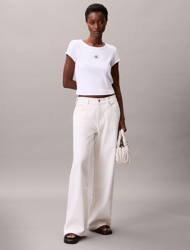 Áo thun trắng giúp bạn ‘ăn gian’ vóc dáng, đơn giản nhưng vẫn cuốn hút - Ảnh 4.