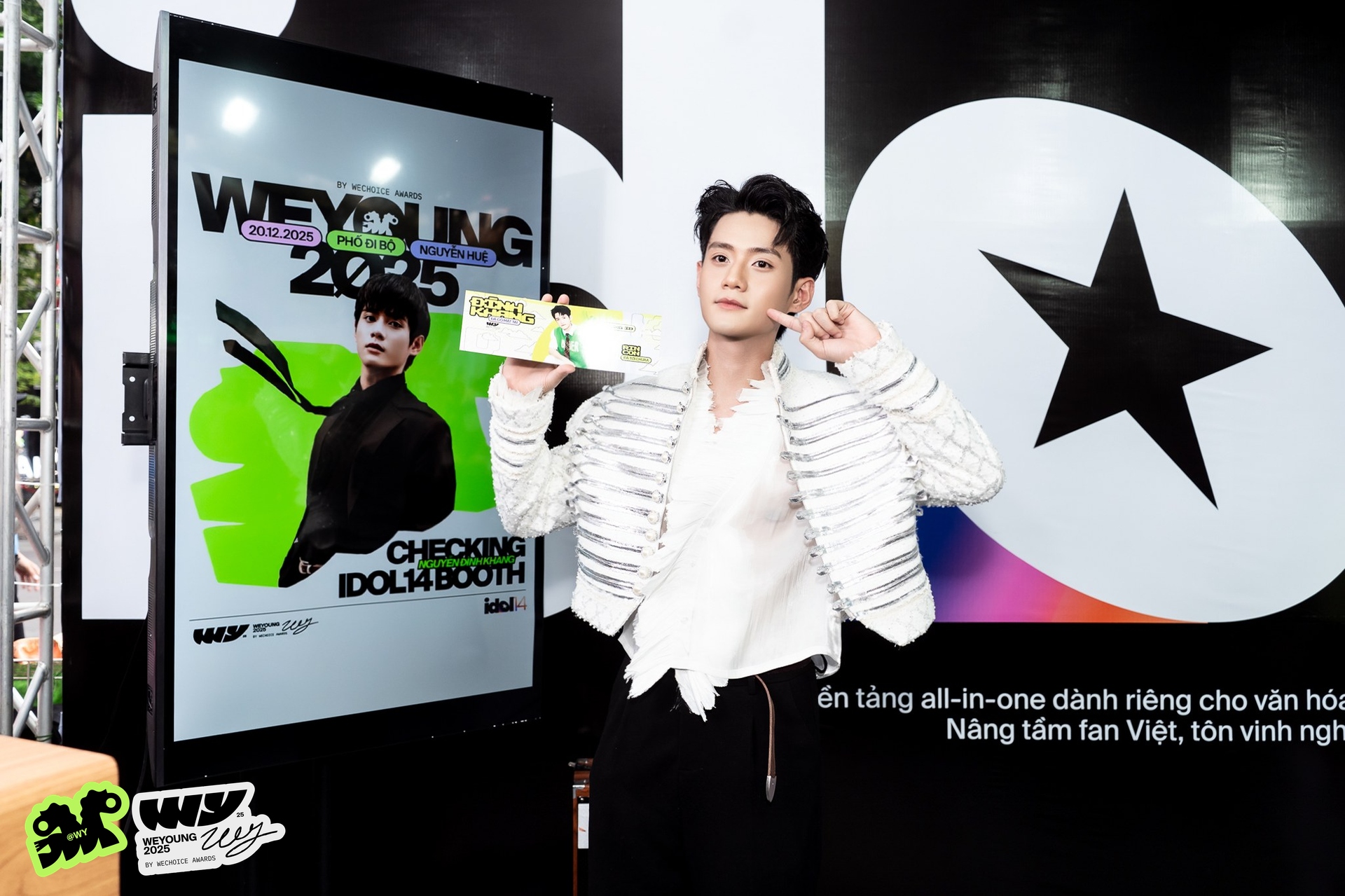 Mỹ nam Mưa Đỏ và 1 