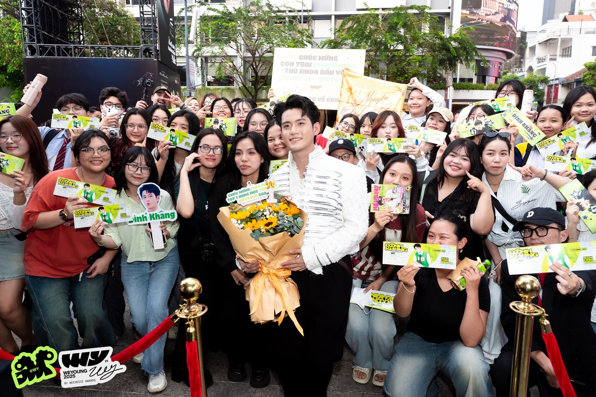 Mỹ nam Mưa Đỏ và 1 