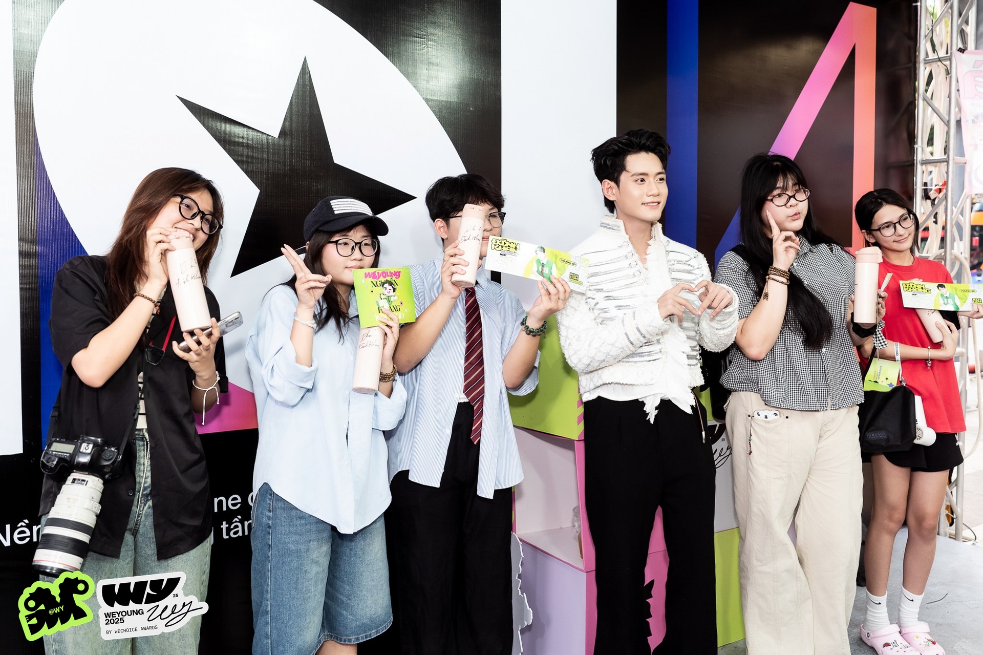 Mỹ nam Mưa Đỏ và 1 