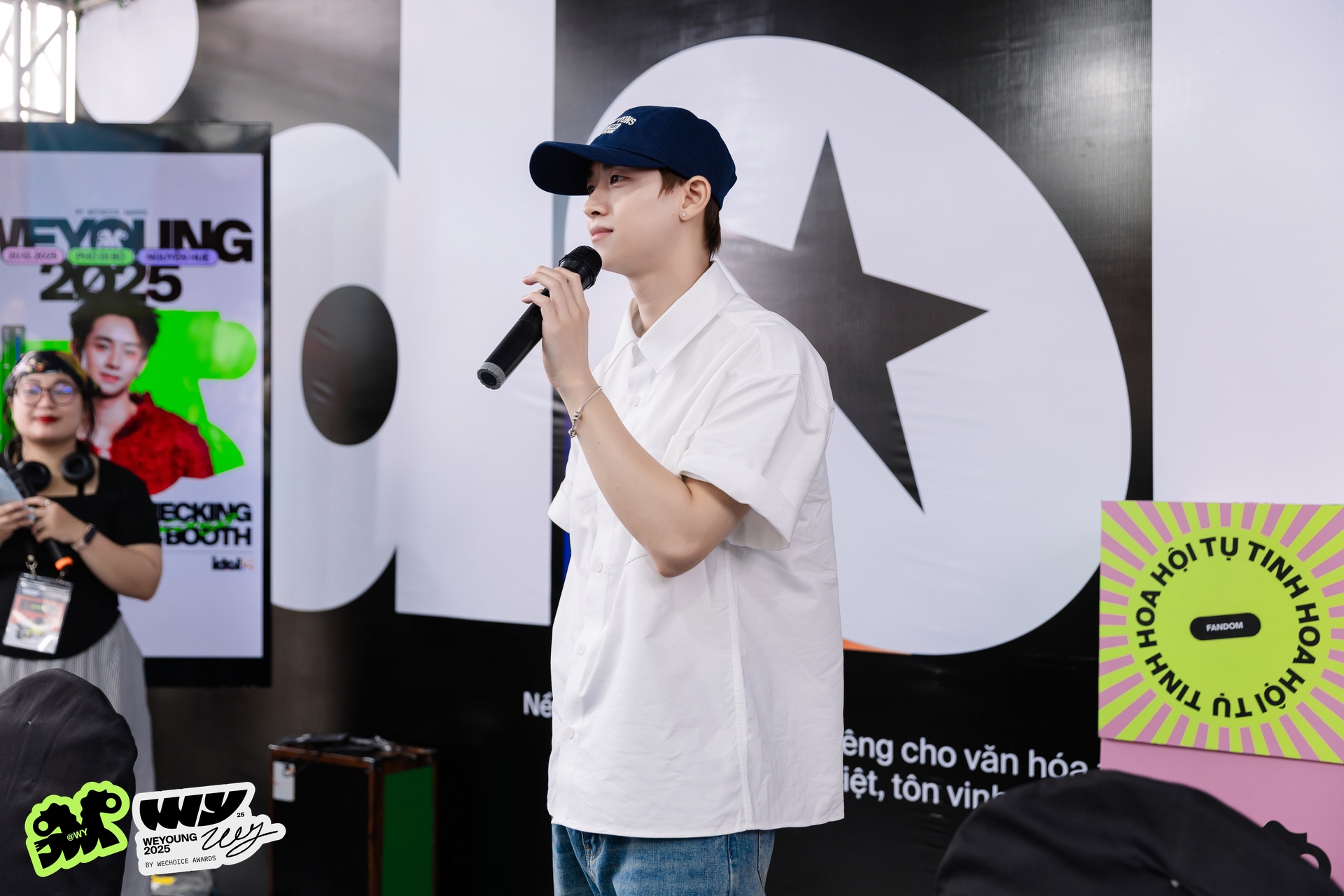 Mỹ nam Mưa Đỏ và 1 